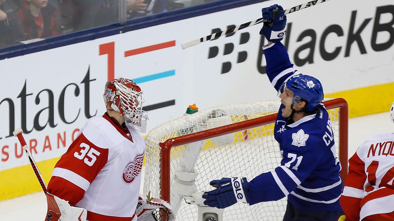 Leafs top Wings with three third-period goals